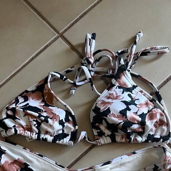 Abercrombie and Fitch women’s bikini top xsmall TOP ONLY - Picture 5 of 12